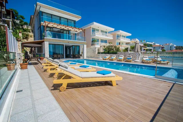 Kalkan’da Deniz Manzaralı, Isıtmalı Havuzlu, 13 Kişilik, Lüks Villa