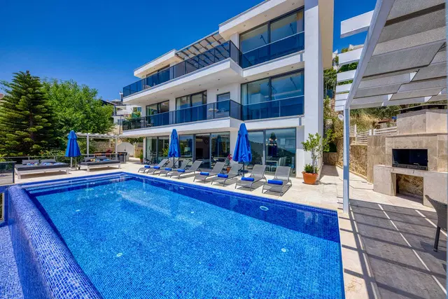 Kalkan’da Deniz Manzaralı, Isıtmalı Havuzlu, 6 Yatak Odalı, Lüks Villa