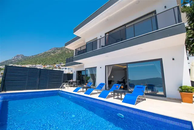 Kalkan’da Balayı Çiftlerine Uygun, Korunaklı Havuzlu, 2 Yatak Odalı, Kiralık Villa