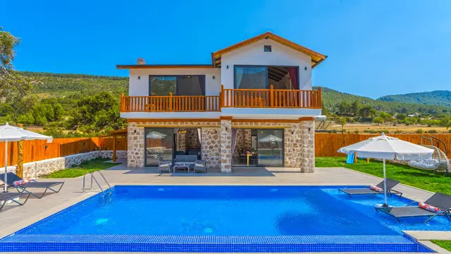 Sarıbelen’de Balayı Çiftlerine Uygun, Korunaklı Havuzlu, 2 Yatak Odalı, Kiralık Villa