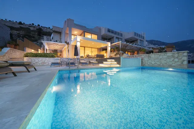 Kalkan’da Deniz Manzaralı, Çocuk Havuzlu, Jakuzili, Lüks Villa