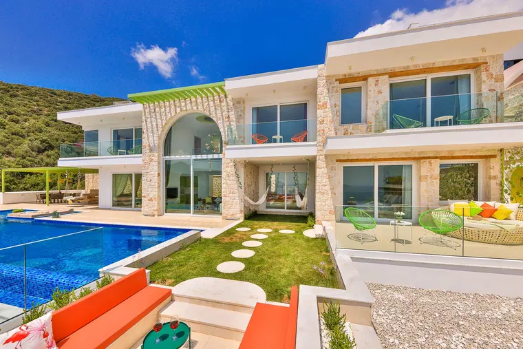 Kalkan’da Deniz Manzaralı, Özel Havuzlu, 5 Yatak Odalı, Lüks Villa