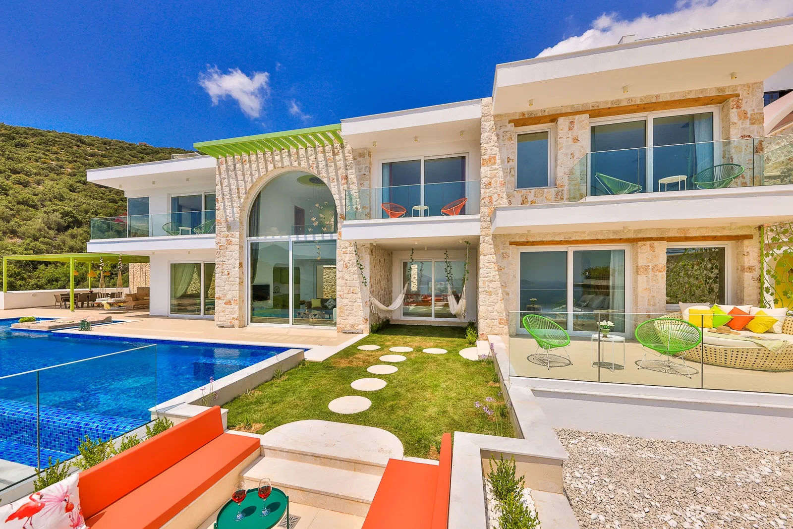 Kalkan’da jakuzili kiralık villa