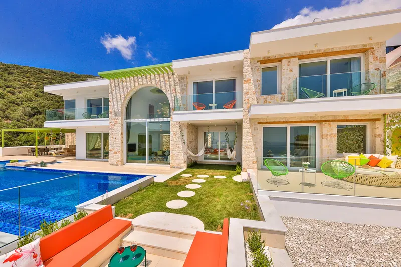 Kalkan’da jakuzili kiralık villa