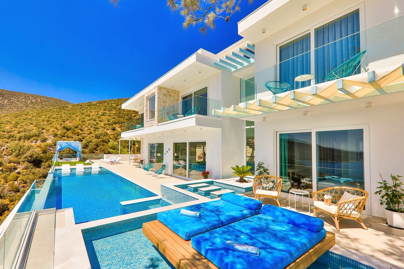 Kalkan’da korunaklı havuzlu kiralık villa