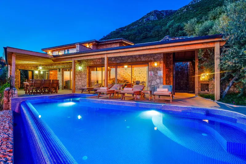 Kalkan’da jakuzili kiralık villa