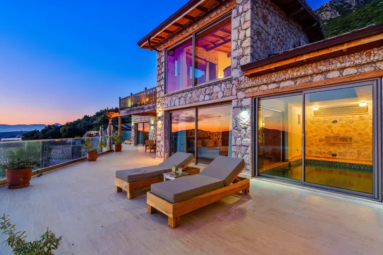 Kalkan’da Balayı Çiftlerine Uygun, Isıtmalı Havuzlu, 3 Yatak Odalı, Lüks Villa
