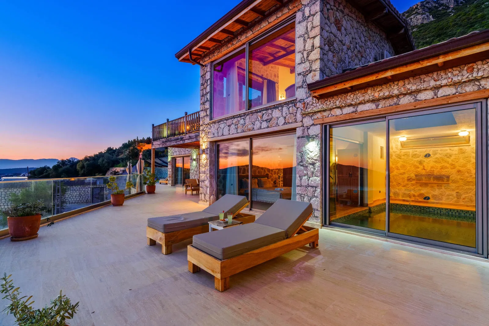 Kalkan’da korunaklı havuzlu kiralık villa