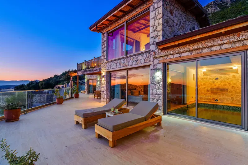 Kalkan’da korunaklı havuzlu kiralık villa