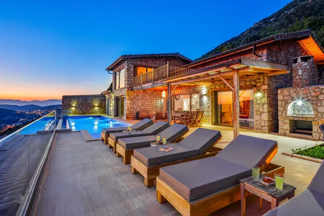 Kalkan’da Balayı Çiftlerine Uygun, Isıtmalı Havuzlu, 6 Kişilik, Lüks Villa