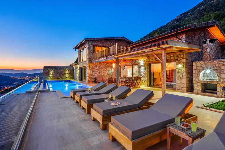 Kalkan’da Balayı Çiftlerine Uygun, Isıtmalı Havuzlu, 6 Kişilik, Lüks Villa