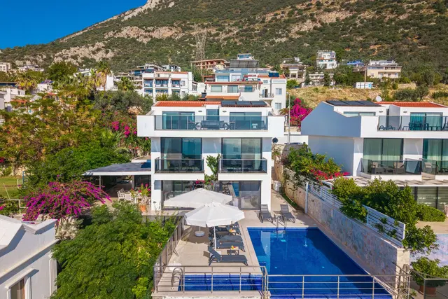 Kalkan’da Merkeze Yakın, Çocuk Havuzlu, 5 Yatak Odalı, Lüks Villa