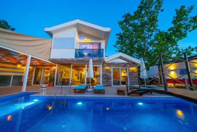 İslamlar’da Korunaklı, Isıtmalı Havuzlu, 3 Yatak Odalı, Kiralık Villa