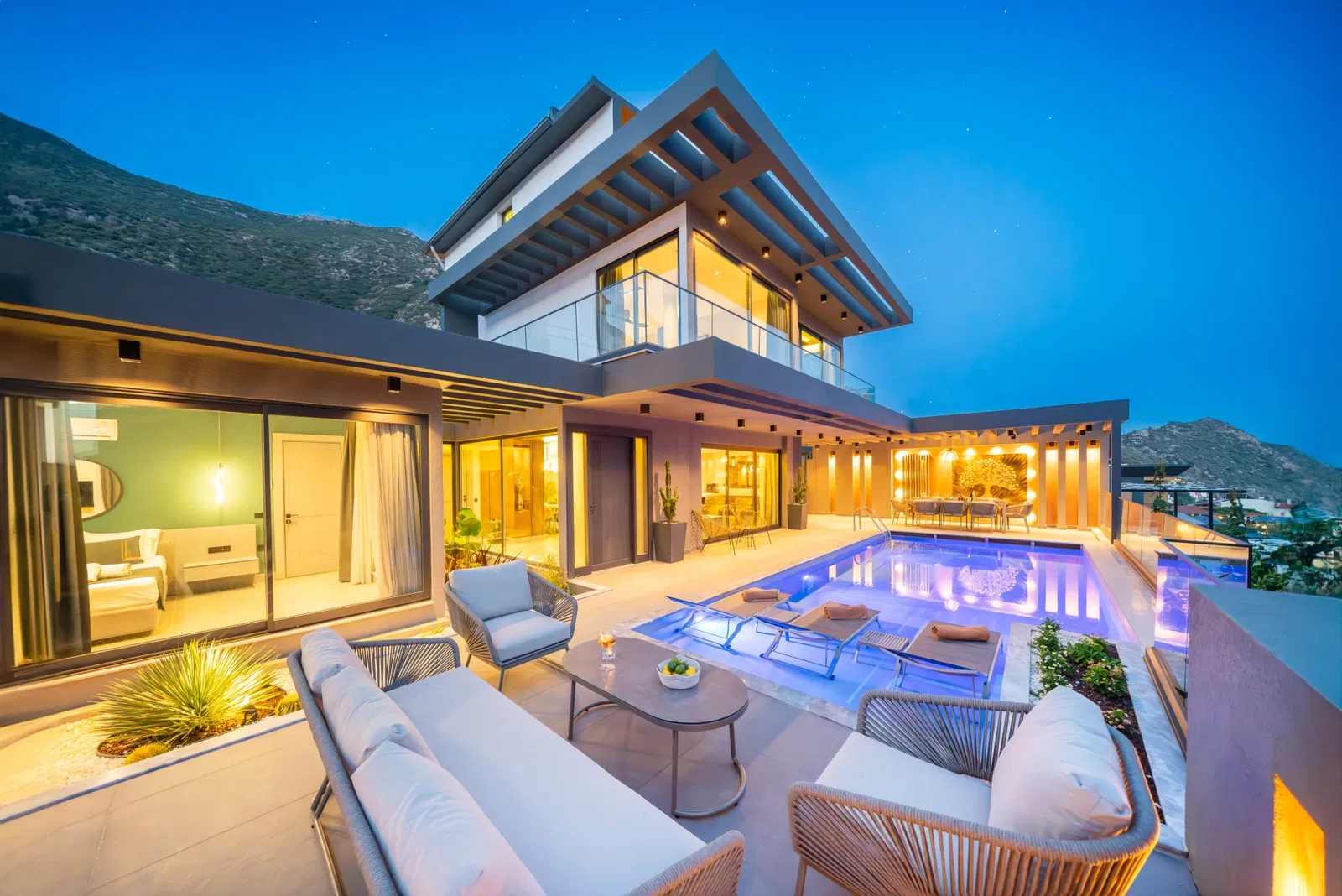 Kalkan’da ısıtmalı havuzlu kiralık villa