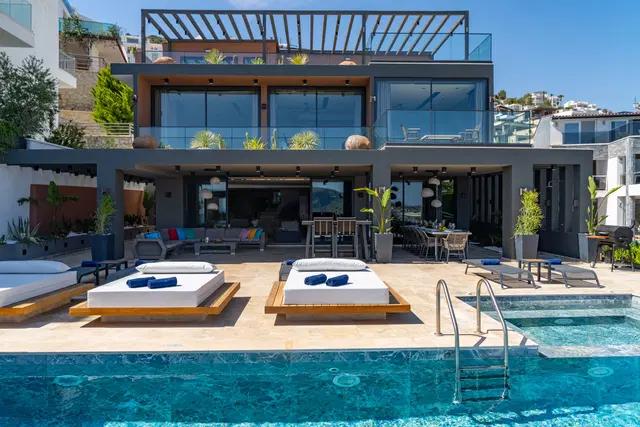Kalkan’da Deniz Manzaralı, Isıtmalı Havuzlu, 6 Yatak Odalı, Lüks Villa