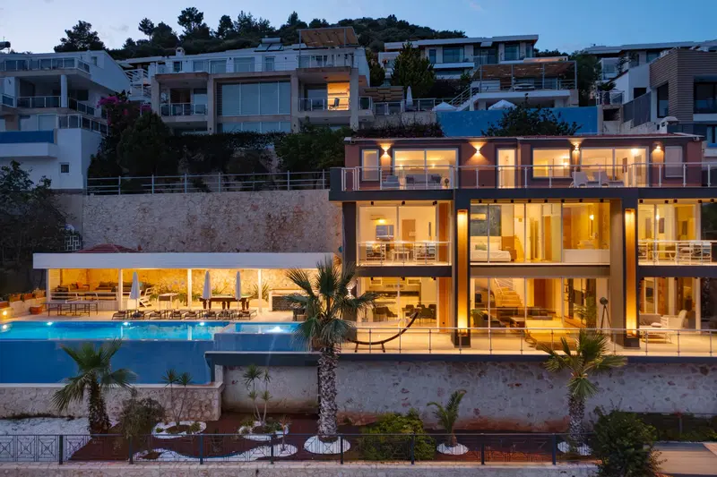Kalkan’da ısıtmalı havuzlu kiralık villa
