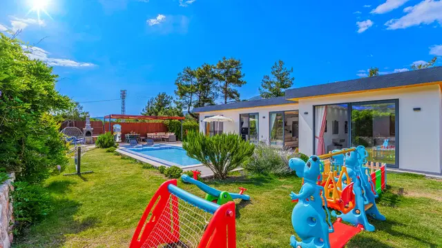 Sarıbelen’de Balayı Çiftlerine Uygun, Korunaklı Havuzlu, 2 Yatak Odalı, Ekonomik Villa