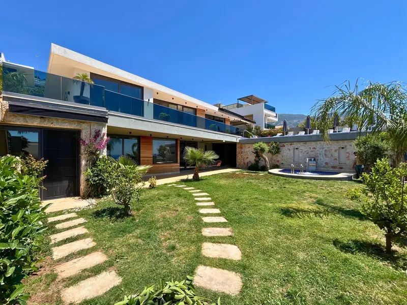 Kalkan’da ısıtmalı havuzlu kiralık villa