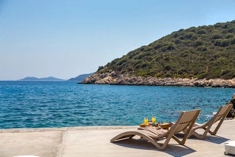 Kalamar Koyu'nda villaya ait deniz platformu ve şezlonglar, KV-9330