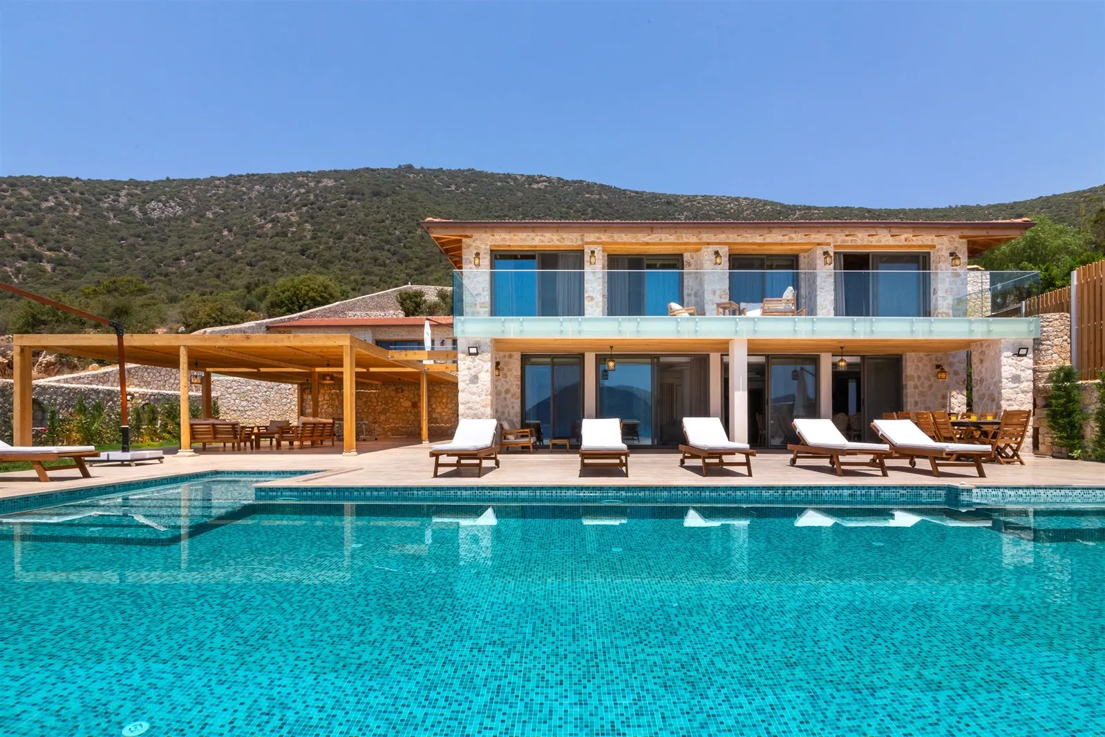 Kalkan’da ısıtmalı havuzlu kiralık villa