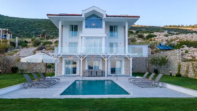 Kalkan’da Deniz Manzaralı, Korunaklı Havuzlu, 4 Yatak Odalı, Lüks Villa