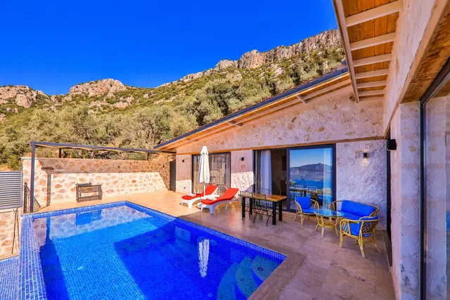Kalkan’da Balayı Çiftlerine Uygun, Isıtmalı Havuzlu, 1 Yatak Odalı, Kiralık Villa