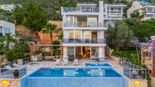 Kalkan’da Merkeze Yakın, Çocuk Havuzlu, 5 Yatak Odalı, Lüks Villa