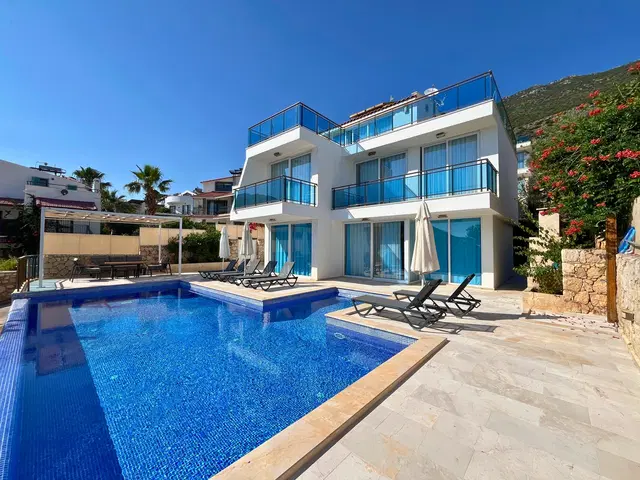 Kalkan’da Merkeze Yakın, Özel Havuzlu, 4 Yatak Odalı, Kiralık Villa