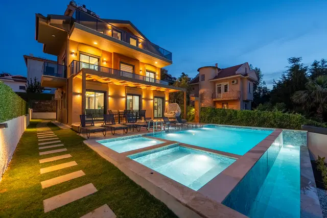 Fethiye’de Sakin Konumda, Çocuk Havuzlu, 4 Yatak Odalı, Lüks Villa
