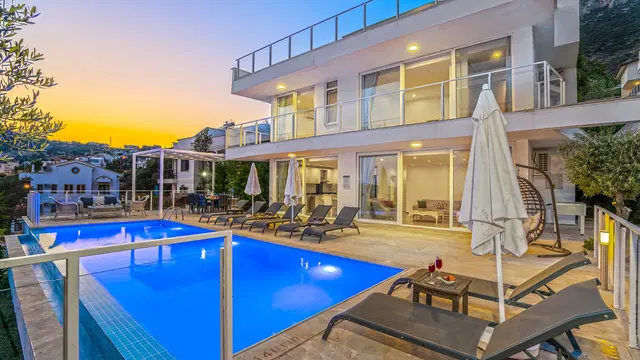Kalkan’da Merkeze Yakın, Özel Havuzlu, 5 Yatak Odalı, Ekonomik Villa