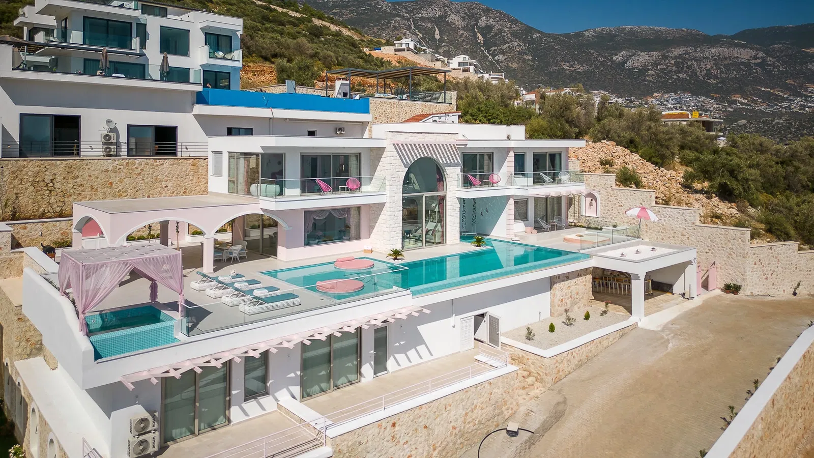 Kalkan’da jakuzili kiralık villa