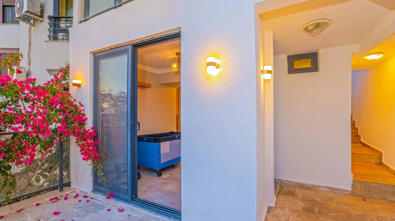 Kaş’ta Denize Sıfır, Özel Havuzlu, 4 Yatak Odalı, Lüks Villa
