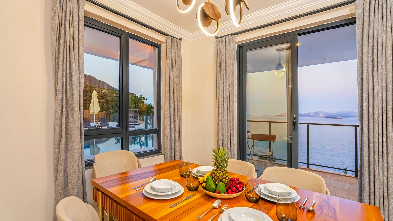 Kaş’ta Denize Sıfır, Özel Havuzlu, 4 Yatak Odalı, Lüks Villa