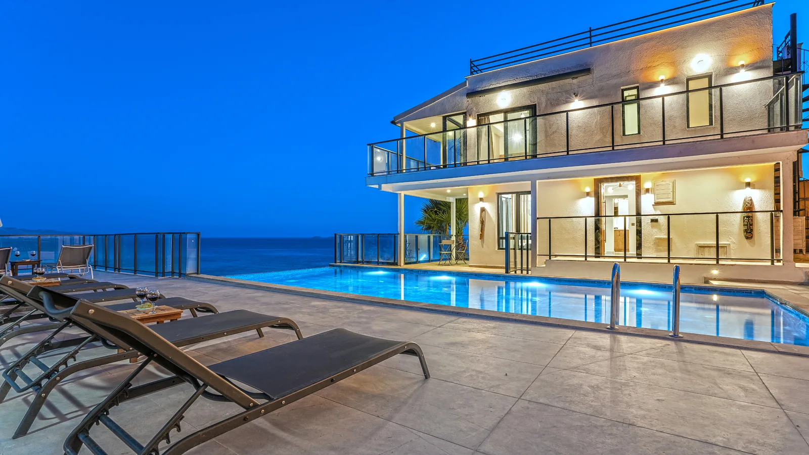 Kaş’ta Denize Sıfır, Özel Havuzlu, 4 Yatak Odalı, Lüks Villa