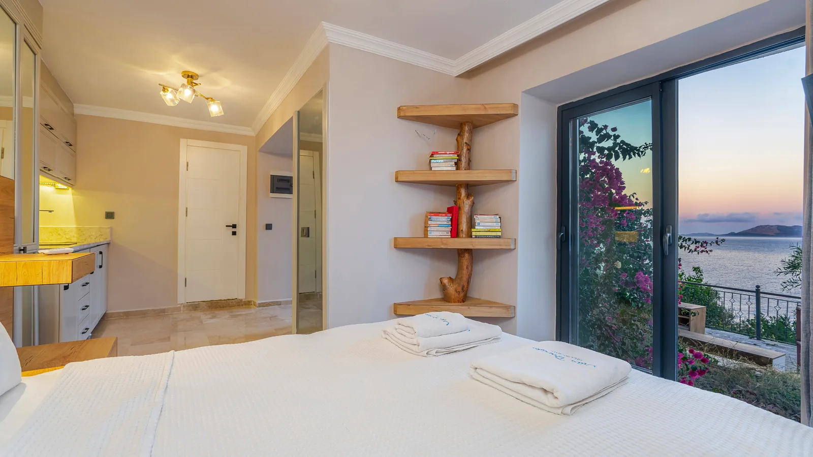 Kaş’ta Denize Sıfır, Özel Havuzlu, 4 Yatak Odalı, Lüks Villa