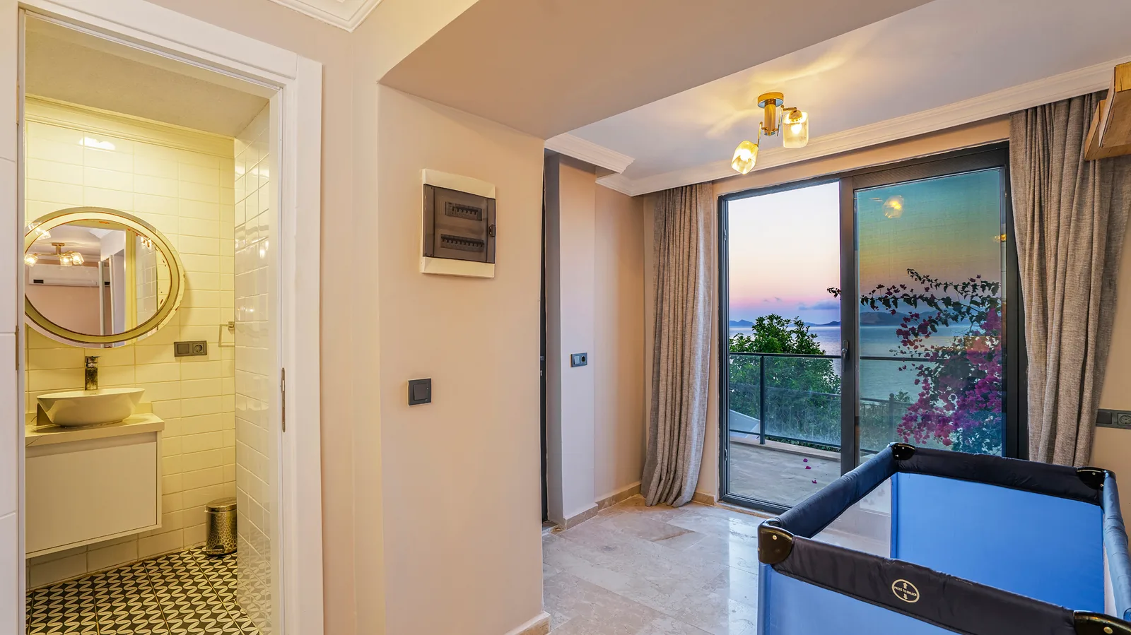 Kaş’ta Denize Sıfır, Özel Havuzlu, 4 Yatak Odalı, Lüks Villa