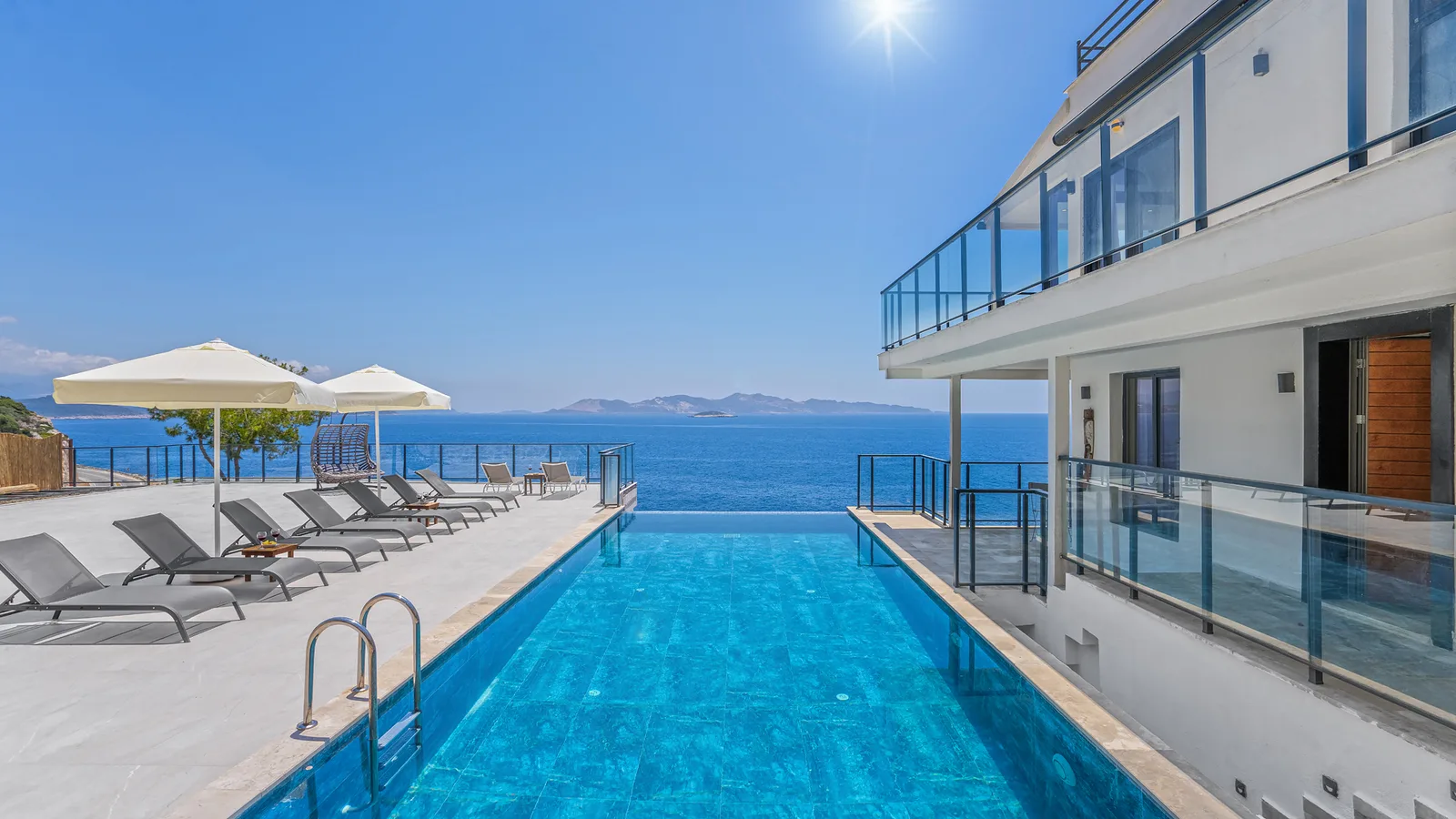 Kaş’ta Denize Sıfır, Özel Havuzlu, 4 Yatak Odalı, Lüks Villa