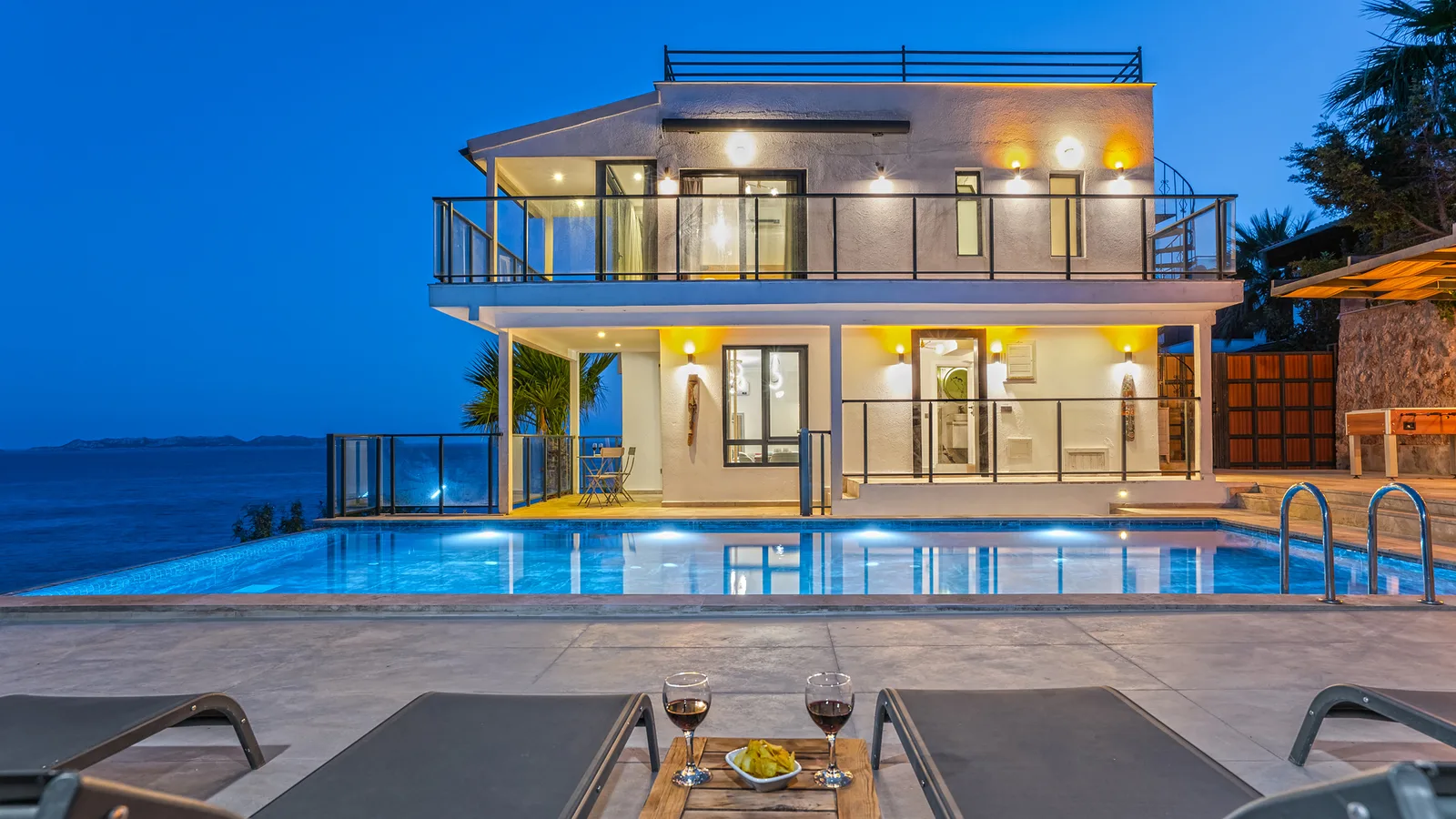 Kaş’ta Denize Sıfır, Özel Havuzlu, 4 Yatak Odalı, Lüks Villa