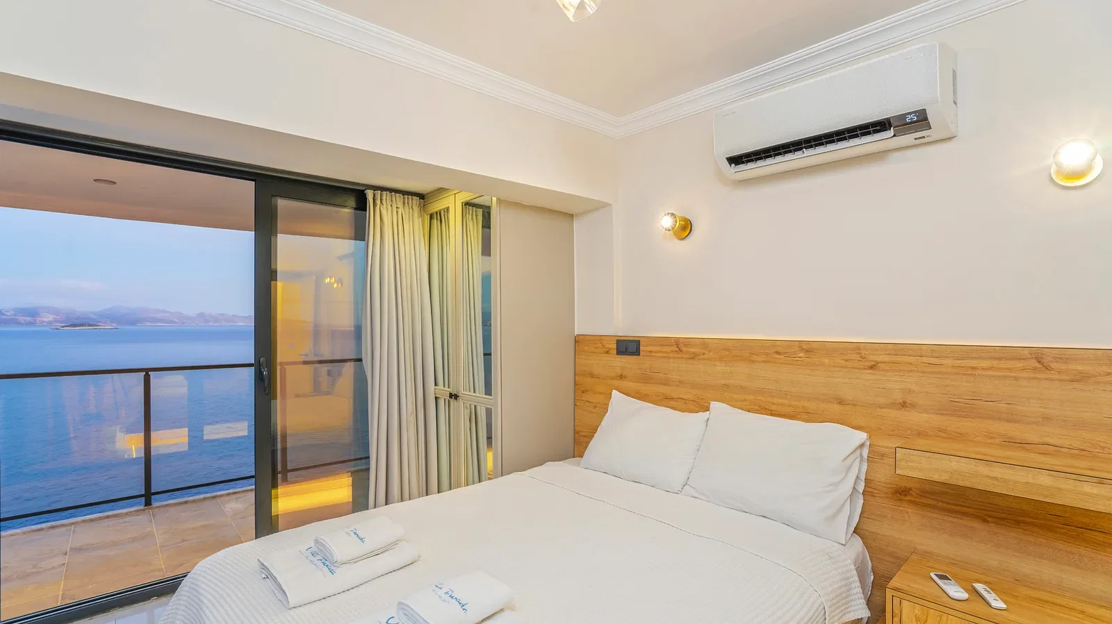 Kaş’ta Denize Sıfır, Özel Havuzlu, 4 Yatak Odalı, Lüks Villa