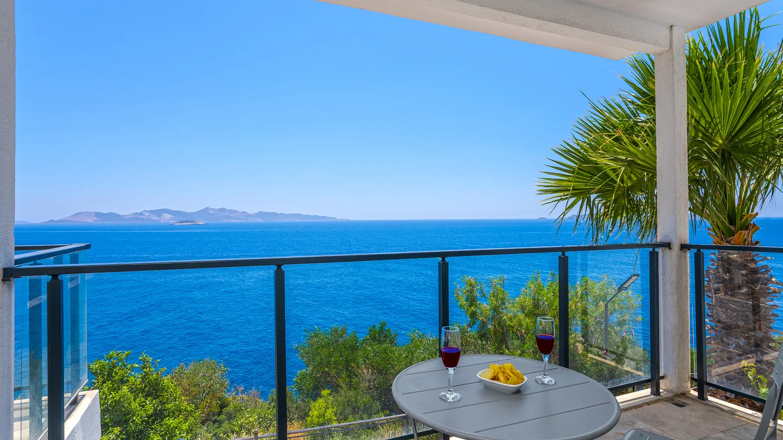 Kaş’ta Denize Sıfır, Özel Havuzlu, 4 Yatak Odalı, Lüks Villa