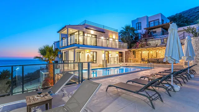 Kaş’ta Denize Sıfır, Özel Havuzlu, 4 Yatak Odalı, Lüks Villa