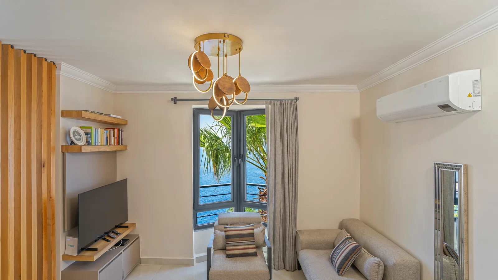Kaş’ta Denize Sıfır, Özel Havuzlu, 4 Yatak Odalı, Lüks Villa