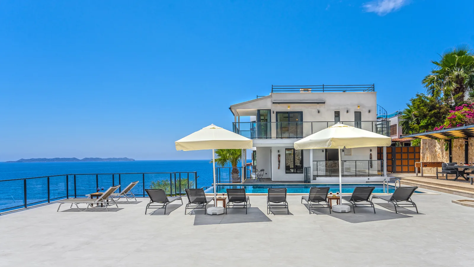 Kaş’ta Denize Sıfır, Özel Havuzlu, 4 Yatak Odalı, Lüks Villa