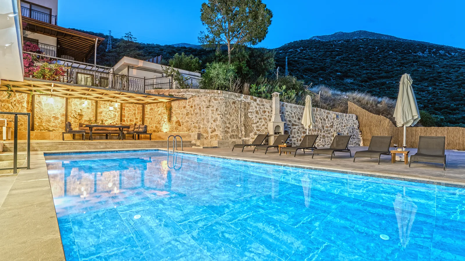 Kaş’ta Denize Sıfır, Özel Havuzlu, 4 Yatak Odalı, Lüks Villa