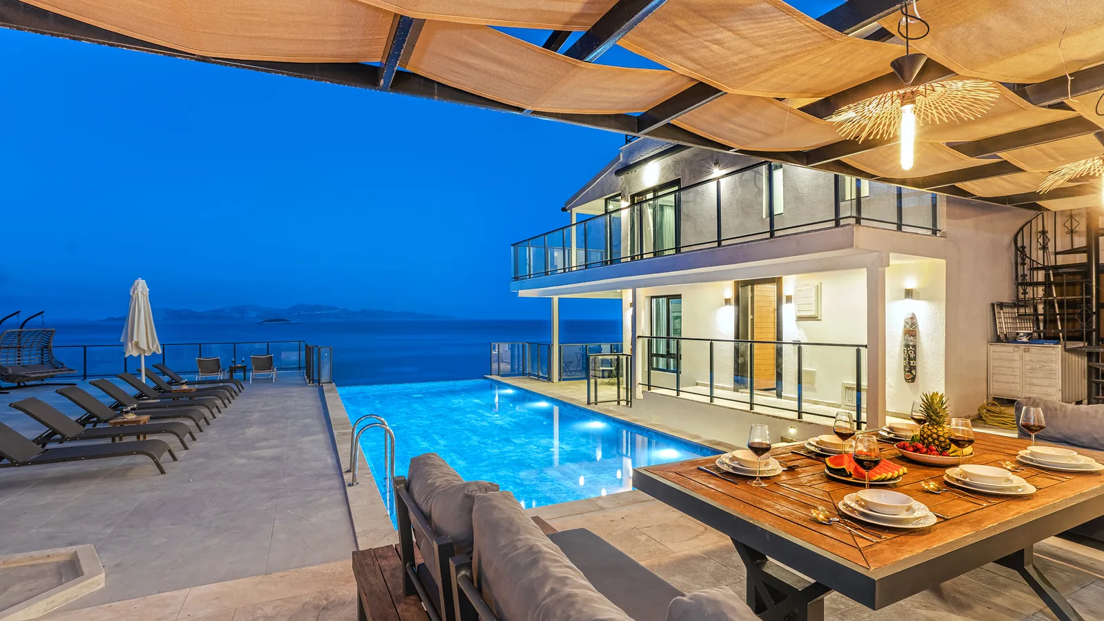 Kaş’ta Denize Sıfır, Özel Havuzlu, 4 Yatak Odalı, Lüks Villa