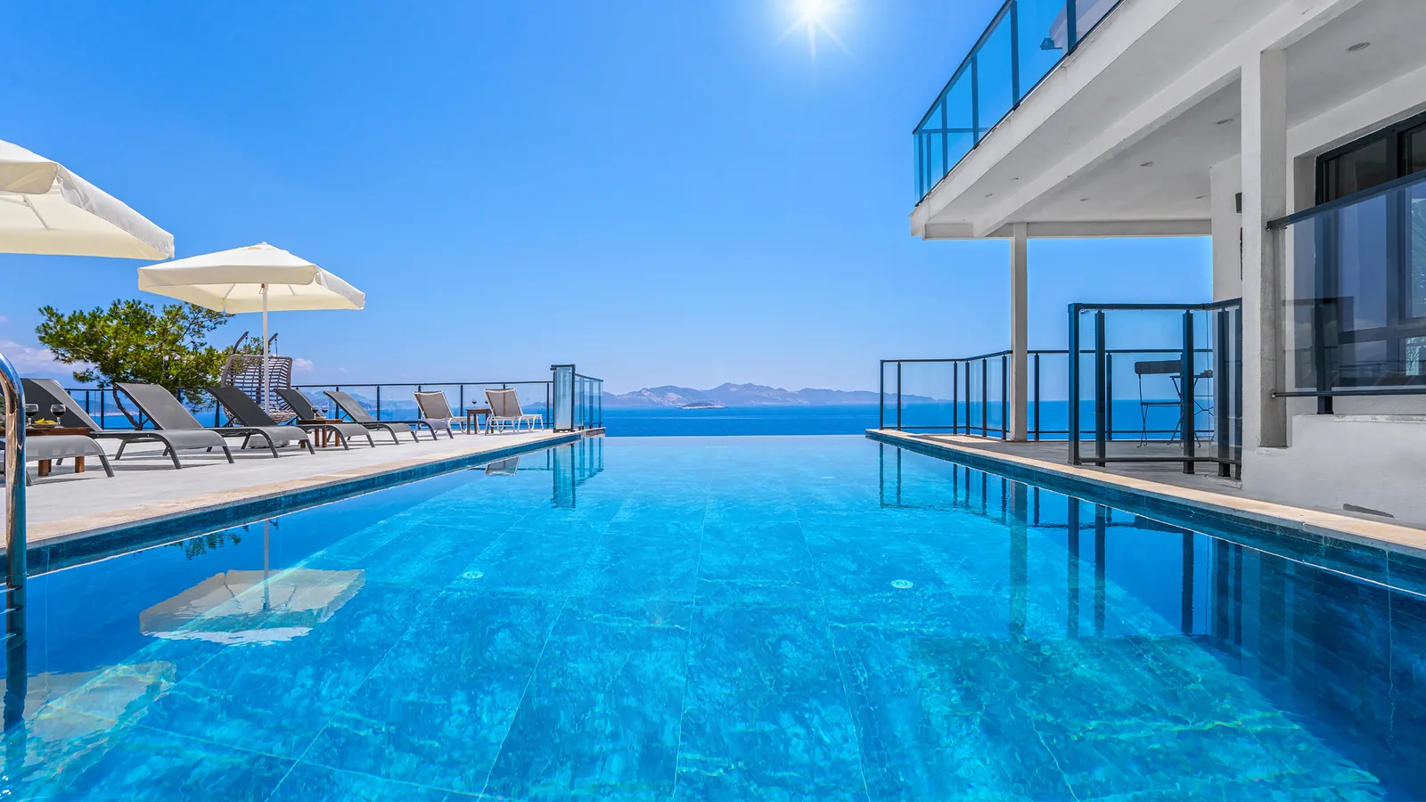 Kaş’ta Denize Sıfır, Özel Havuzlu, 4 Yatak Odalı, Lüks Villa