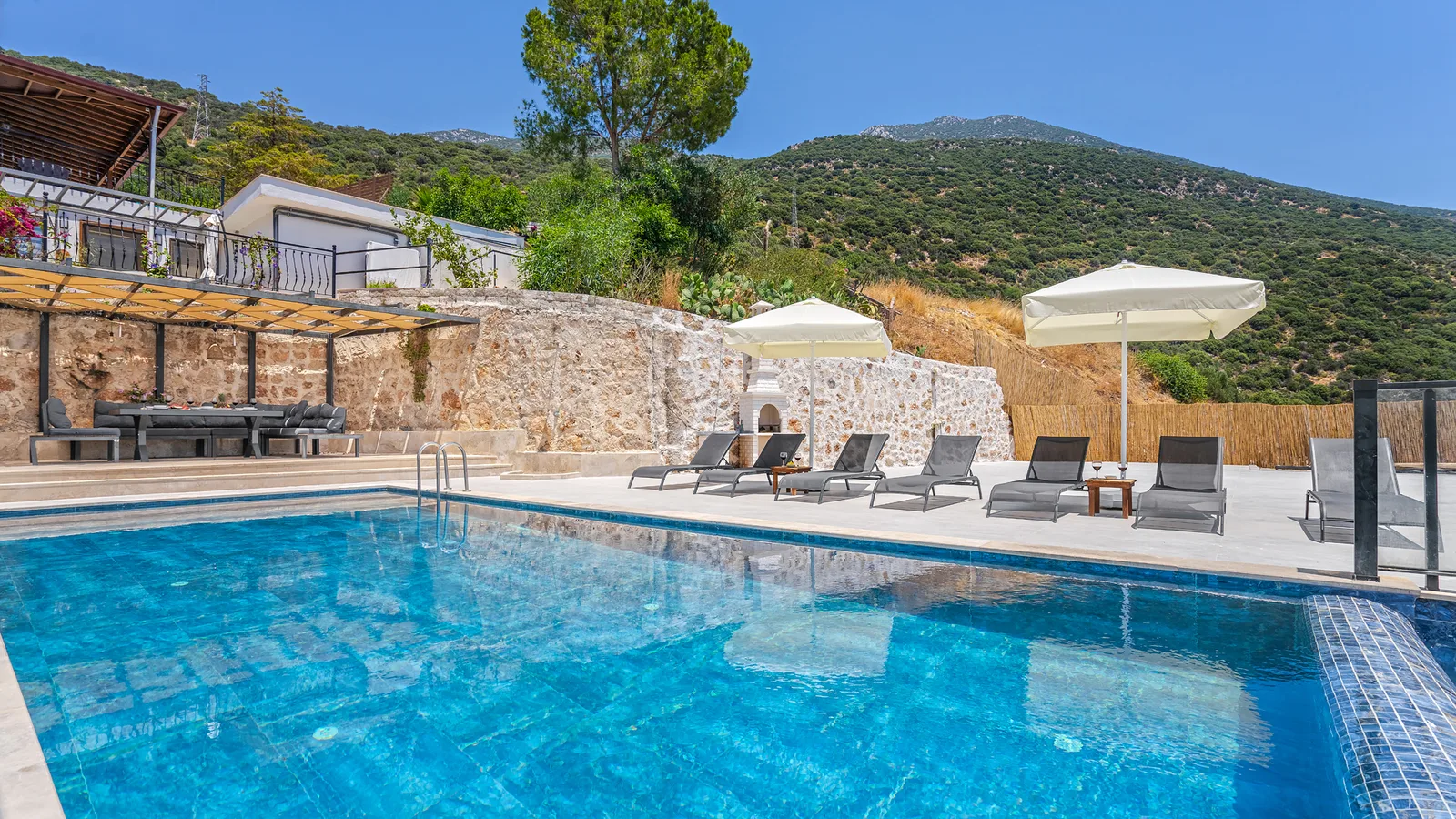 Kaş’ta Denize Sıfır, Özel Havuzlu, 4 Yatak Odalı, Lüks Villa
