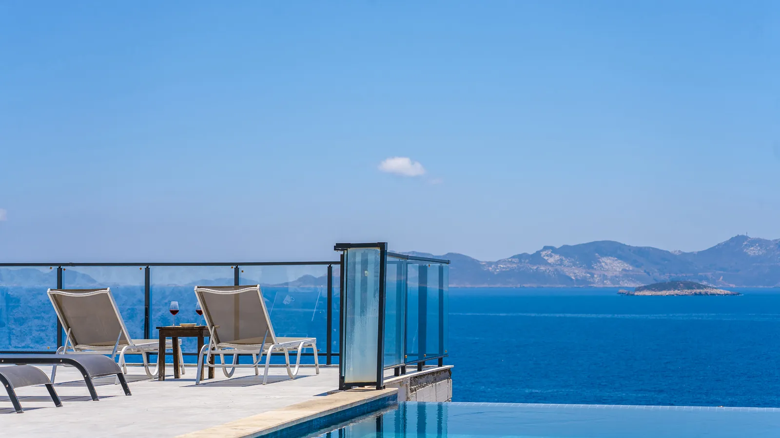 Kaş’ta Denize Sıfır, Özel Havuzlu, 4 Yatak Odalı, Lüks Villa