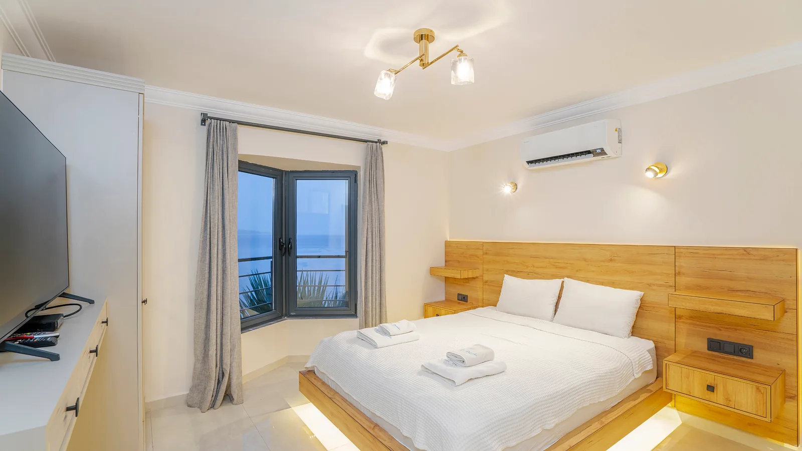 Kaş’ta Denize Sıfır, Özel Havuzlu, 4 Yatak Odalı, Lüks Villa