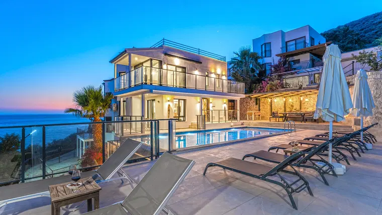 Kaş’ta Deniz Manzaralı, Özel Havuzlu, 4 Yatak Odalı, Lüks Villa